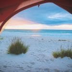Estilo de vida alternativo e super positivo em uma praia da Austrália